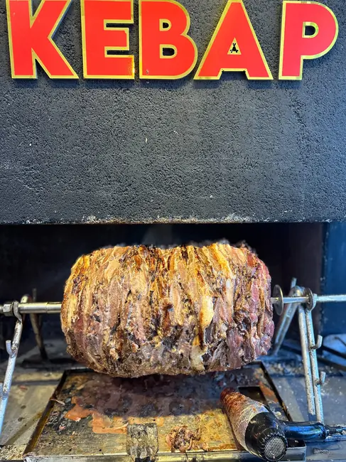 Cağ kebap ocakta pişiyor